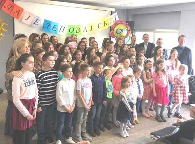 Српски центар у Офенбаху: Ученици Српске допунске школе одушевили наступима (ФОТО)